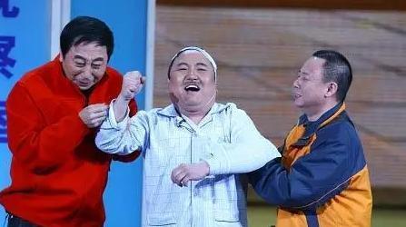 背叛入狱至今仍在服刑,靠师父冯巩春晚爆红后,如今成百万诈骗犯