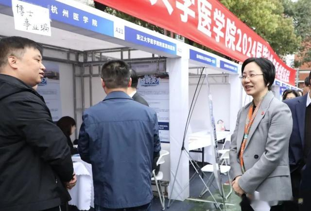 苏大第一医院到重医大招博士后，月薪仅2k，网友：不招人来捧场的