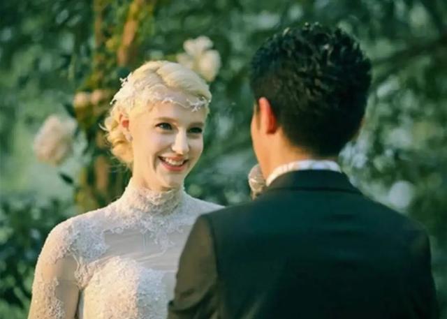 撒贝宁一家端午出游，开388万豪华房车引争议，网友质疑其收入