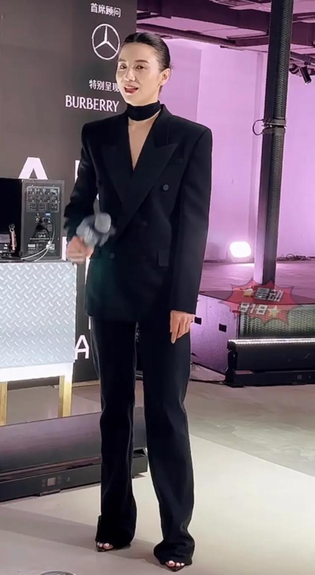 伊能静儿子恩利露腰,魏大勋缝衣领,宋佳邱天穿男装,穿的都太癫