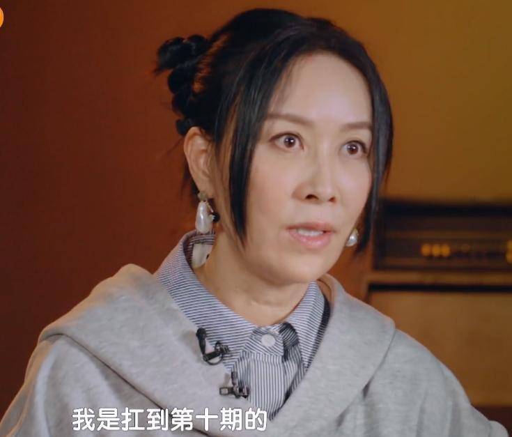 那英在《歌手》夺冠后表情放飞,现场送吻身边人,当场飙泪