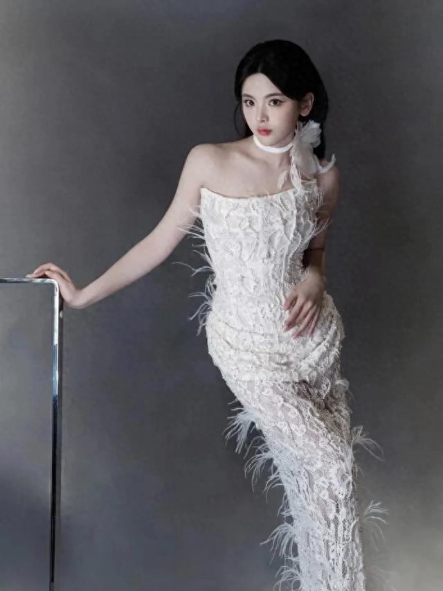 杨超越新娘装,又纯又欲,好像白色美人鱼,谁都想娶的完美女孩!