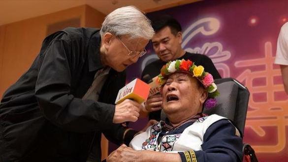 他靠春晚一炮而红，后意外摔成傻子，被妻女抛弃，情人照顾他26年