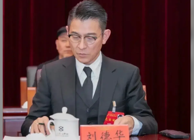 ‘痛恨张国荣,嫉妒周星驰’,这一摔,竟暴露了刘德华真面目