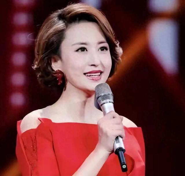 摊牌了,45岁张蕾突然官宣新身份!全网恭喜,怪不得会离开央视