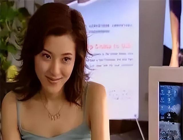 她是两百年难遇的美人,靠美貌“征服”无数男人,如今48岁仍未婚