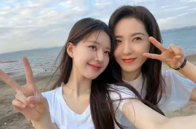 新年第一天！赵露思晒最新近照！吃饭只能用勺子！走路也摇晃