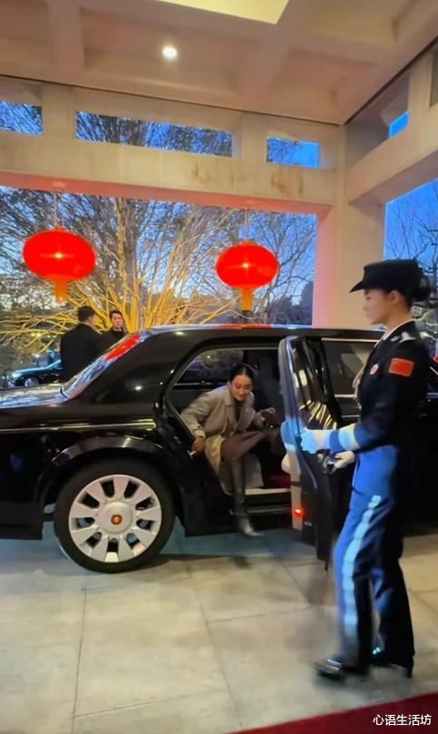 4天贴身护卫，佩通坦离开时与严月霞短暂交流，美女保镖露出笑容