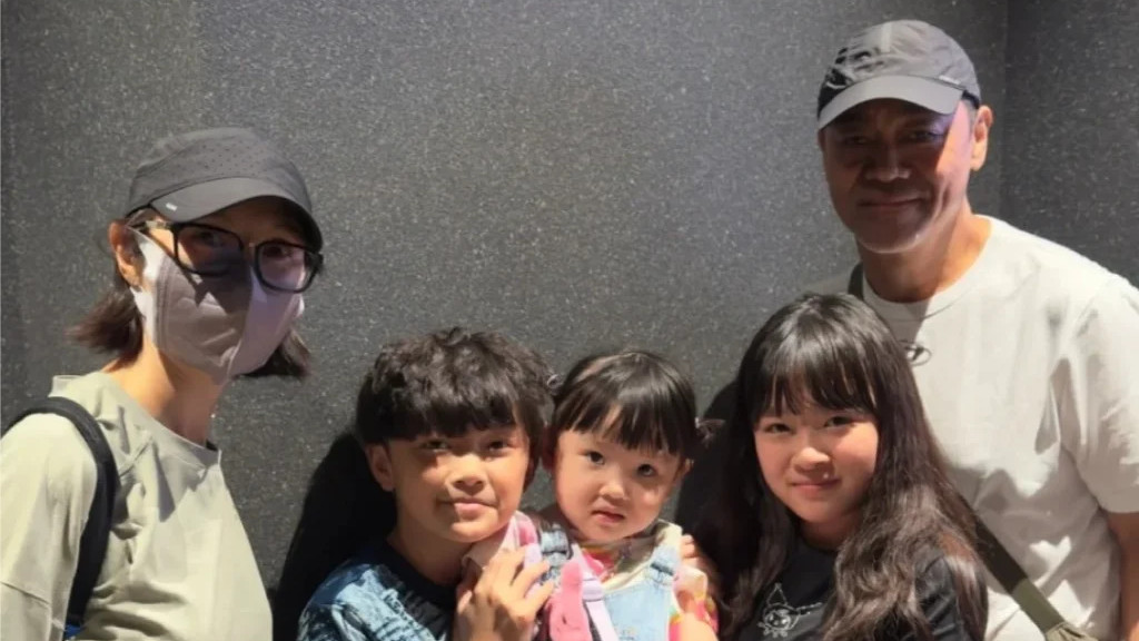 57岁郭蔼明与小朋友合照引人感叹，刘青云揭与老婆多年不育真相