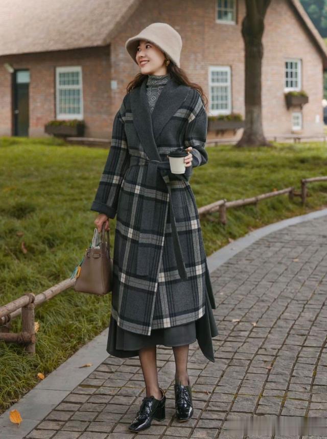 这才是中年女人该有的打扮：发不过肩、裙不上膝！优雅迷人显气质