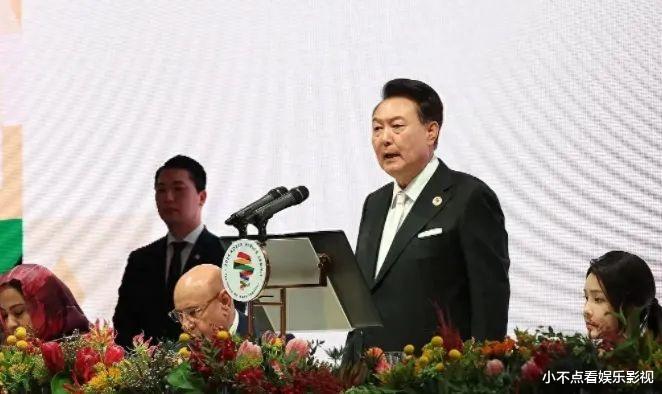 韩国第一夫人这一次放大招了，出席韩非晚宴美翻，绿裙马尾美翻了