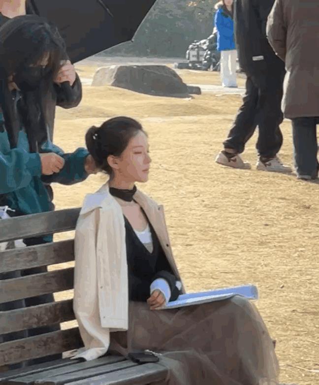 赵露思被扶着从保姆车上下来，露爸露妈陪着她，她瘦到皮包骨！