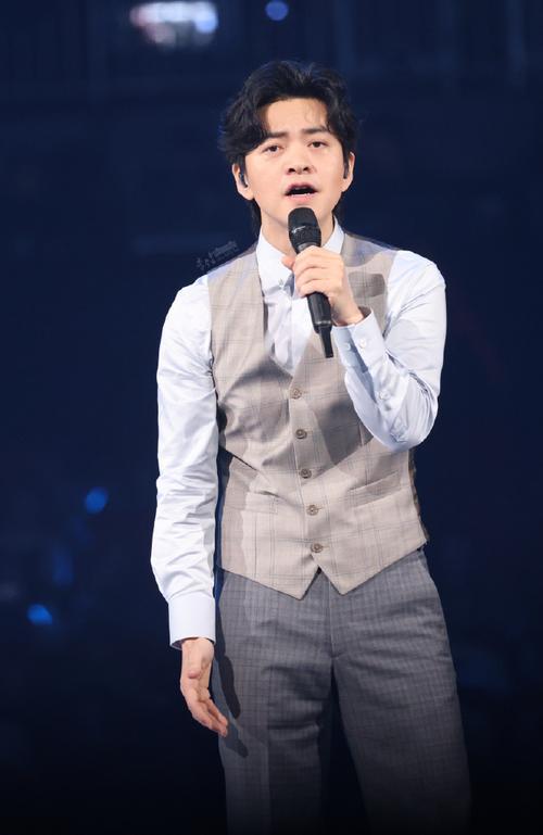 疑似李健老婆怀孕，李健小心翼翼扶老婆下台阶，网友：好恩爱！