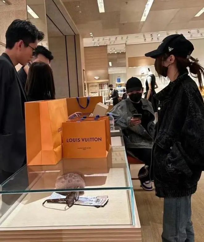 王思聪带美女逛街被偷拍,女方身份被扒刚刚成年