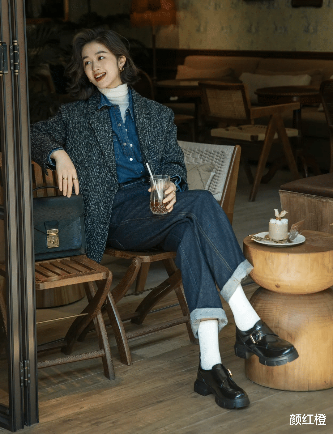 今春卫衣过时了，很土！瞧下面职场潮人这样搭，简约干练又时髦