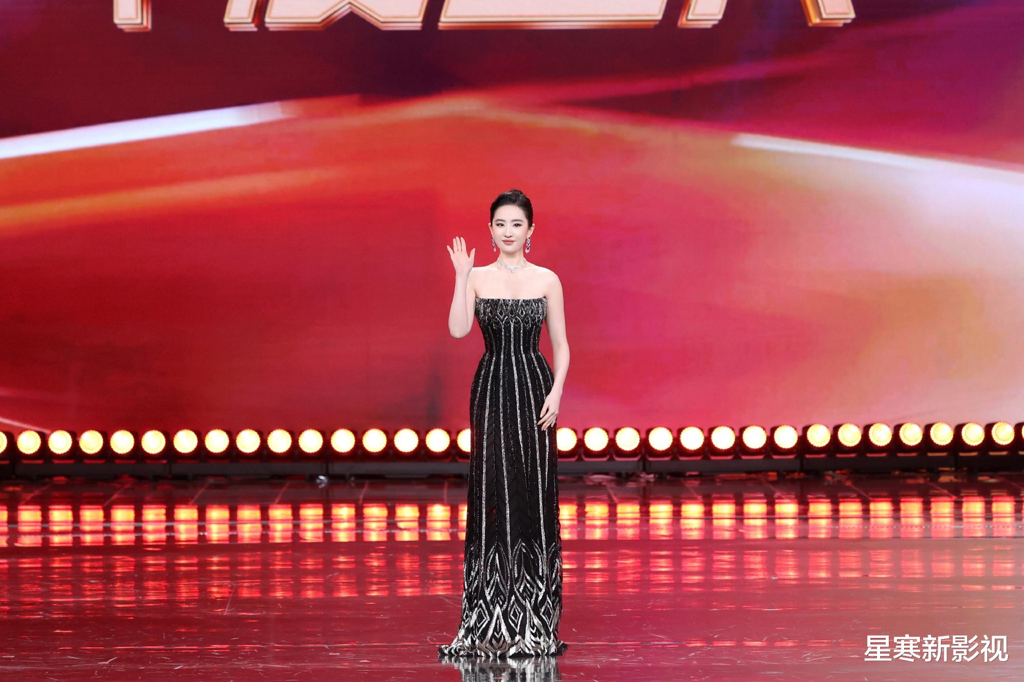 刘亦菲晒除夕大片，抹胸短裙配大衣保暖又时髦，37岁仍美得发光！