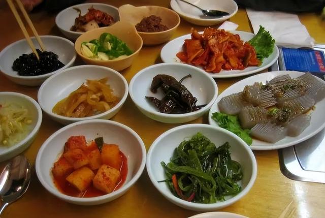 韩国人的精致穷，在饮食上体现的淋漓尽致，吃个鸡还得标明部位