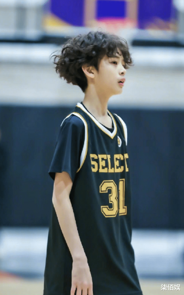 邓超看儿子等等篮球比赛，又黑又瘦又苍老，岳母罕露面年轻有气质