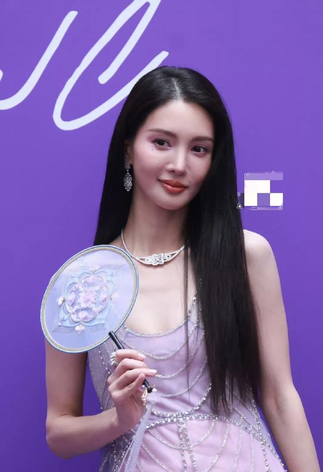 GQ红毯:娜扎瘦骨嶙峋,金晨鼻翼皮肤太真实,43岁宋佳竟秒了全场