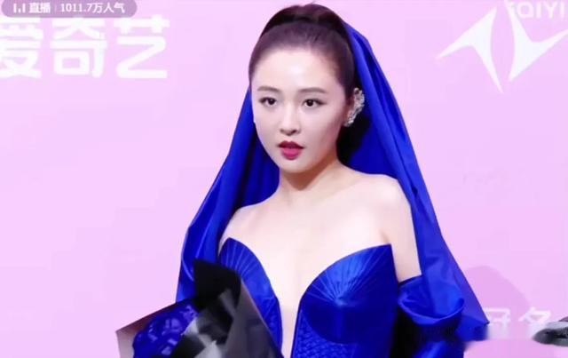 32岁吴倩亮相尖叫之夜，身穿深V高开叉蓝裙自信张扬， 笑容好治愈