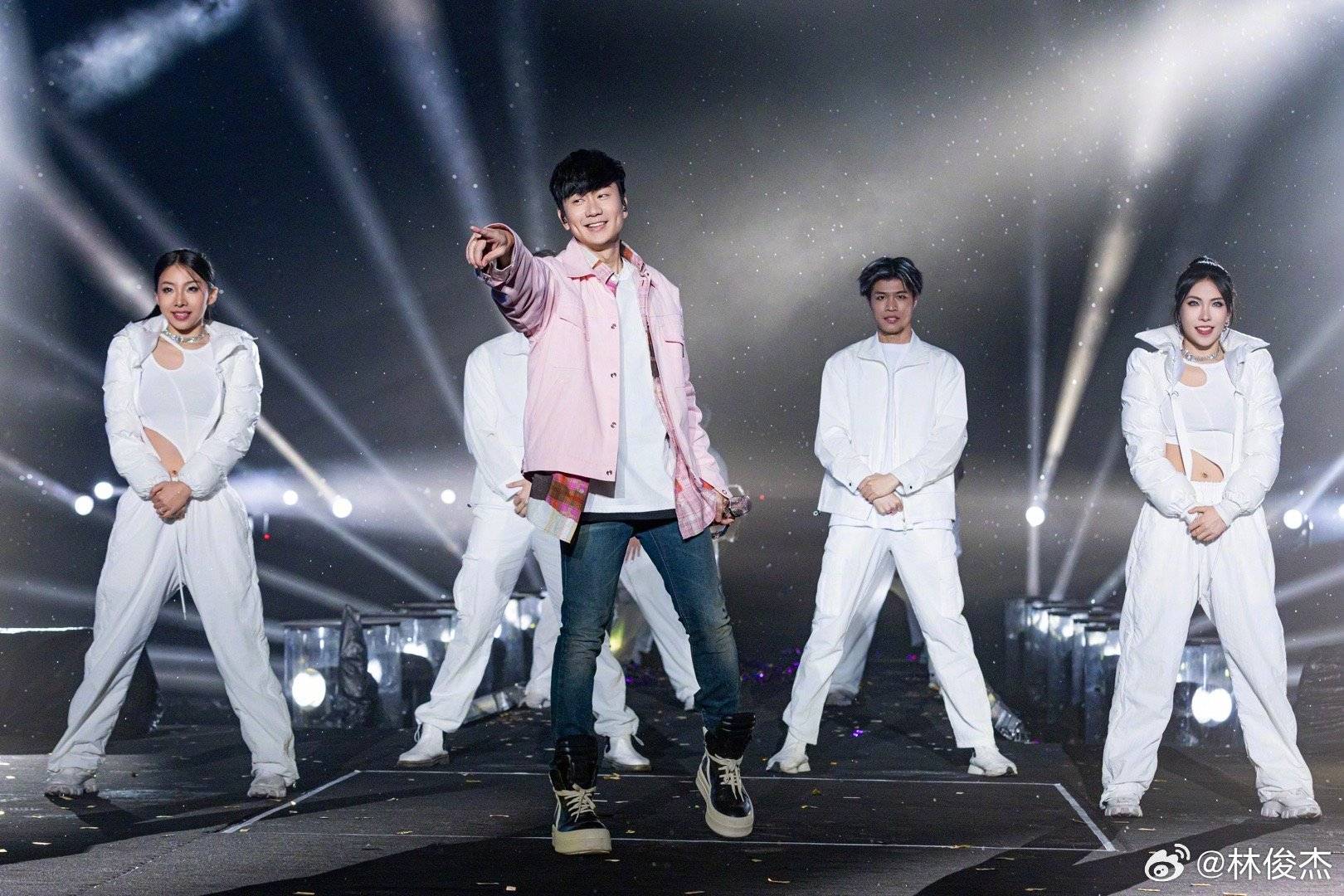 林俊杰晒43岁狂欢生日照,帽子搭配微笑抢眼,哥们周杰伦留言给力!