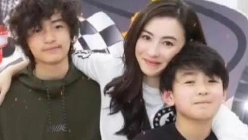 张柏芝罕见晒母子合影！14岁谢振轩发型酷似谢霆锋，弟弟温顺似妈妈翻版