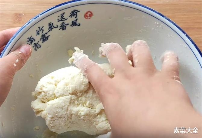 2个土豆,一碗糯米粉,不烫面,不发面,软糯拉丝,孩子超喜欢