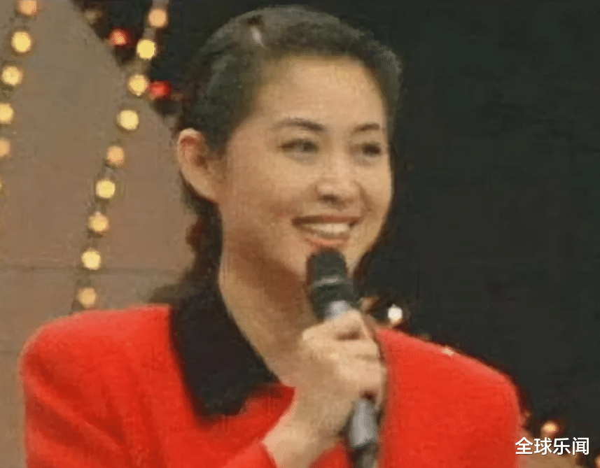 九一年春晚,倪萍手拿白纸撒下弥天大谎,下台后与领导激动相拥