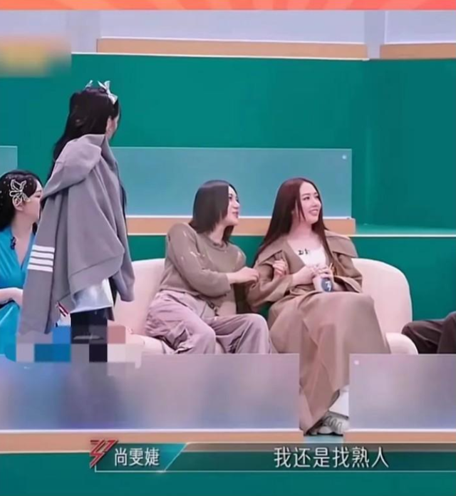 浪姐公演起冲突！何洁抹着泪拎包走人，尚雯婕开撕她的原因找到了