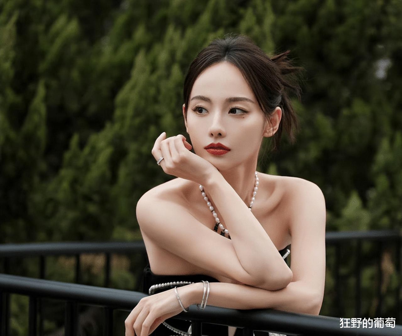 事实证明，去看疯马秀的张嘉倪，已经走上了另一条别样的路