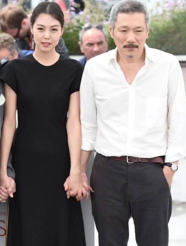 演员金敏喜与64岁男友洪尚秀出街，恋爱快10年，男方有妻女未离婚