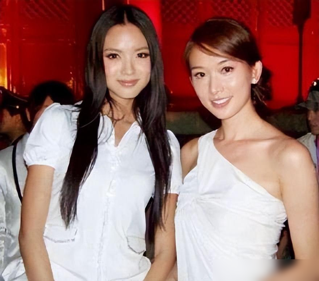 “合影杀手”张梓琳,穿着素衣出镜,却美得高级脱俗,值得借鉴