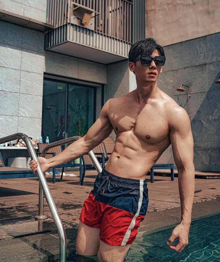 卖鱼小哥，神似许光汉，一身腱子肉堪比模特