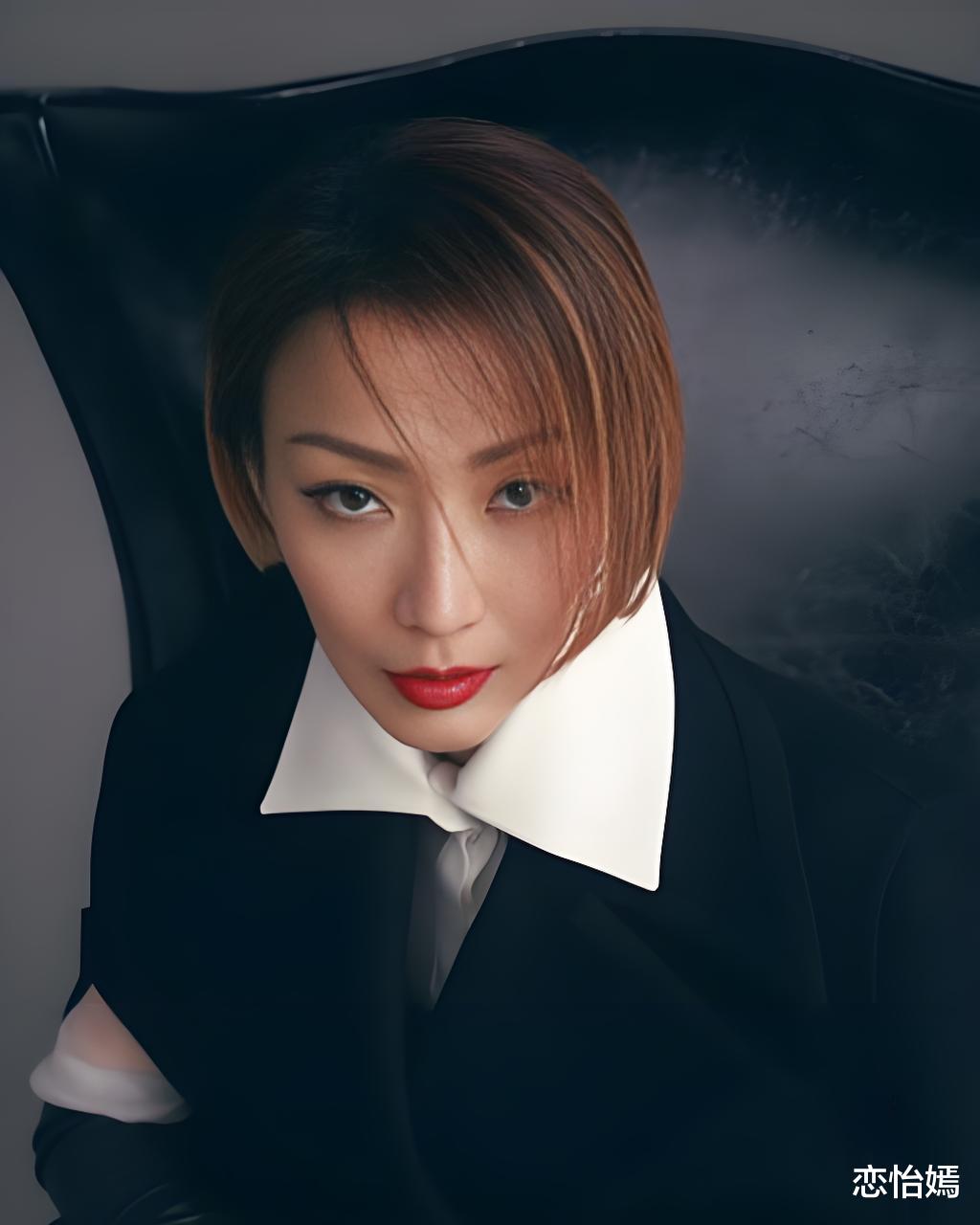 郑秀文演唱会形象惹争议：服饰夸张，肌肉暴起，网友：这身材真不怪许志安