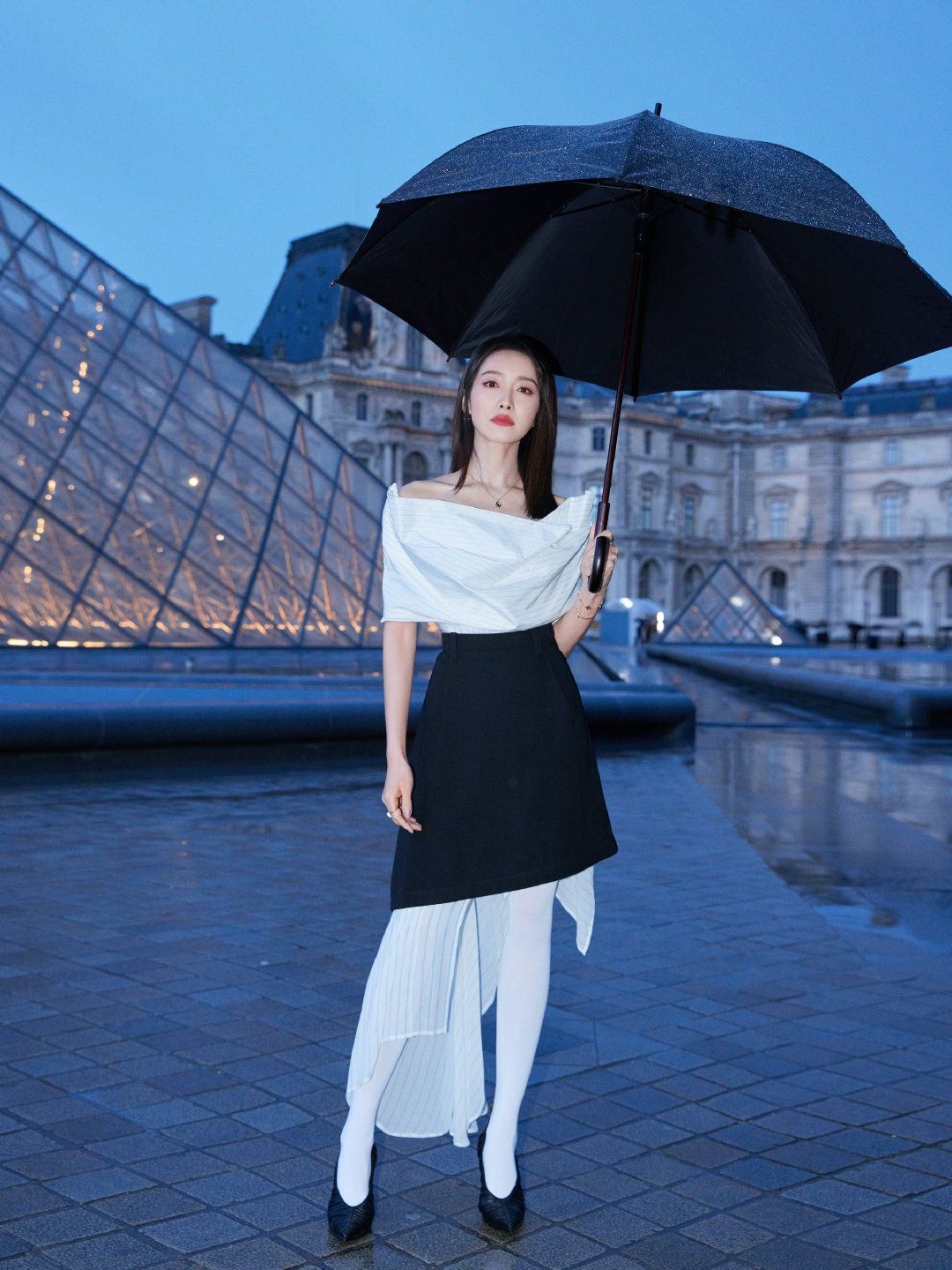 巴黎LV秀场：Lisa妆容油腻，刘亦菲白丝袜引群嘲，宋茜赢得很轻松