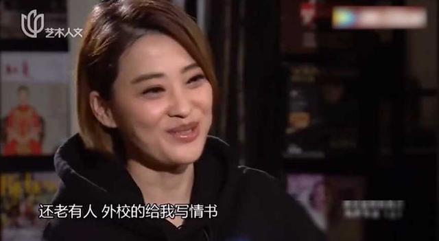 梅婷|朱时茂30年前的春晚，谁注意到他身边的女孩？今火得一塌糊涂