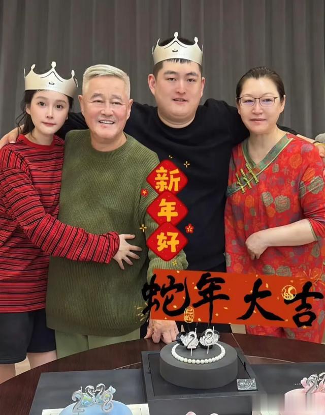 赵本山在美国纽约，举办华人春晚，演小品拉二胡，逗得全场人大笑