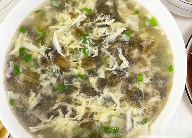 北京55岁大姐晒午餐,网友一看坐不住了:退休金不低于1w