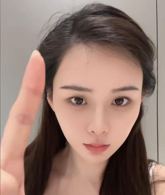 张颖颖泰国抱老虎,未剪辑视频曝光真实颜值,好像大S妈妈啊!