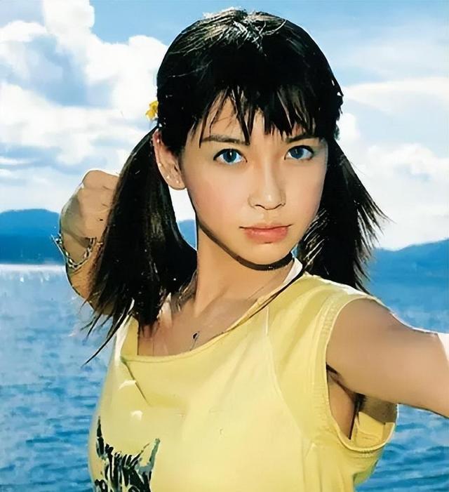 杨颖18岁在日本照片曝光,大口啃雪糕毫无形象,是否医美一看便知