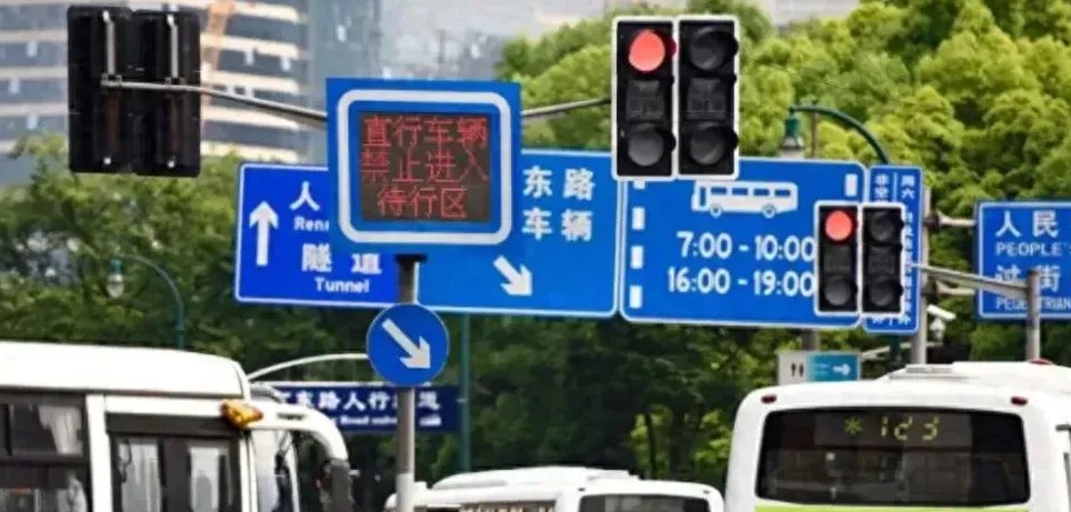 不小心闯红灯别后退，交警教你正确方法：不罚款也不会被扣分