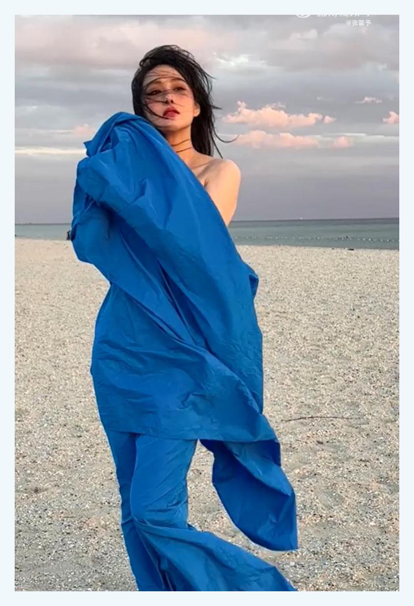 张馨予一家游土耳其,大口吃蒜接地气,妈妈罕见露面身材超好