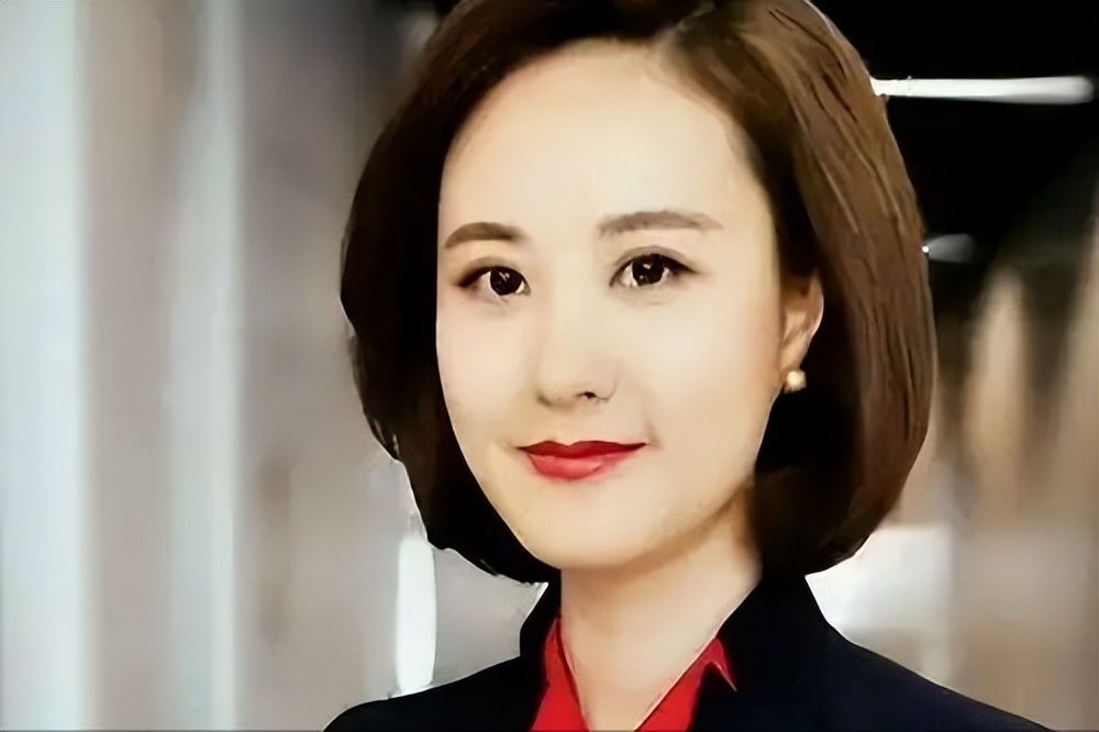 她曾是重庆最美的高考状元，如今当上央视主持人，42岁依然单身