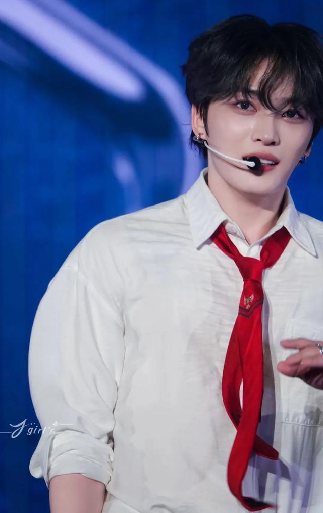 被弃养、被封杀，他复出仍是顶流！