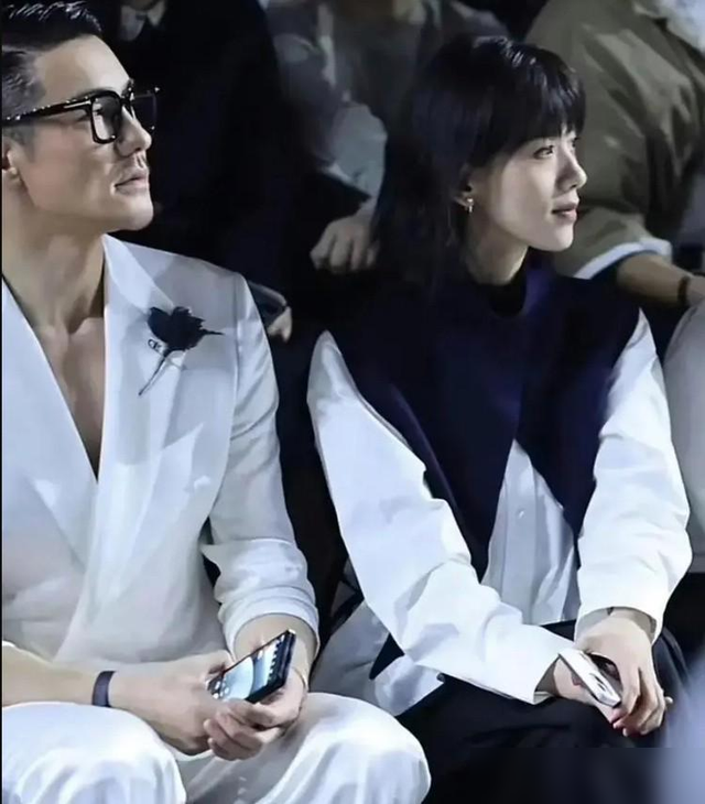 刘恺威新女友真不赖!萌妹脸有辨识度,好身材和超模同框丝毫不逊