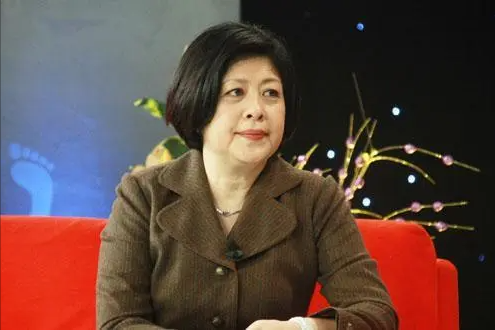 亲妈干妈都是导演，20年捧不红他，却不料在娶女导演改名后火了！