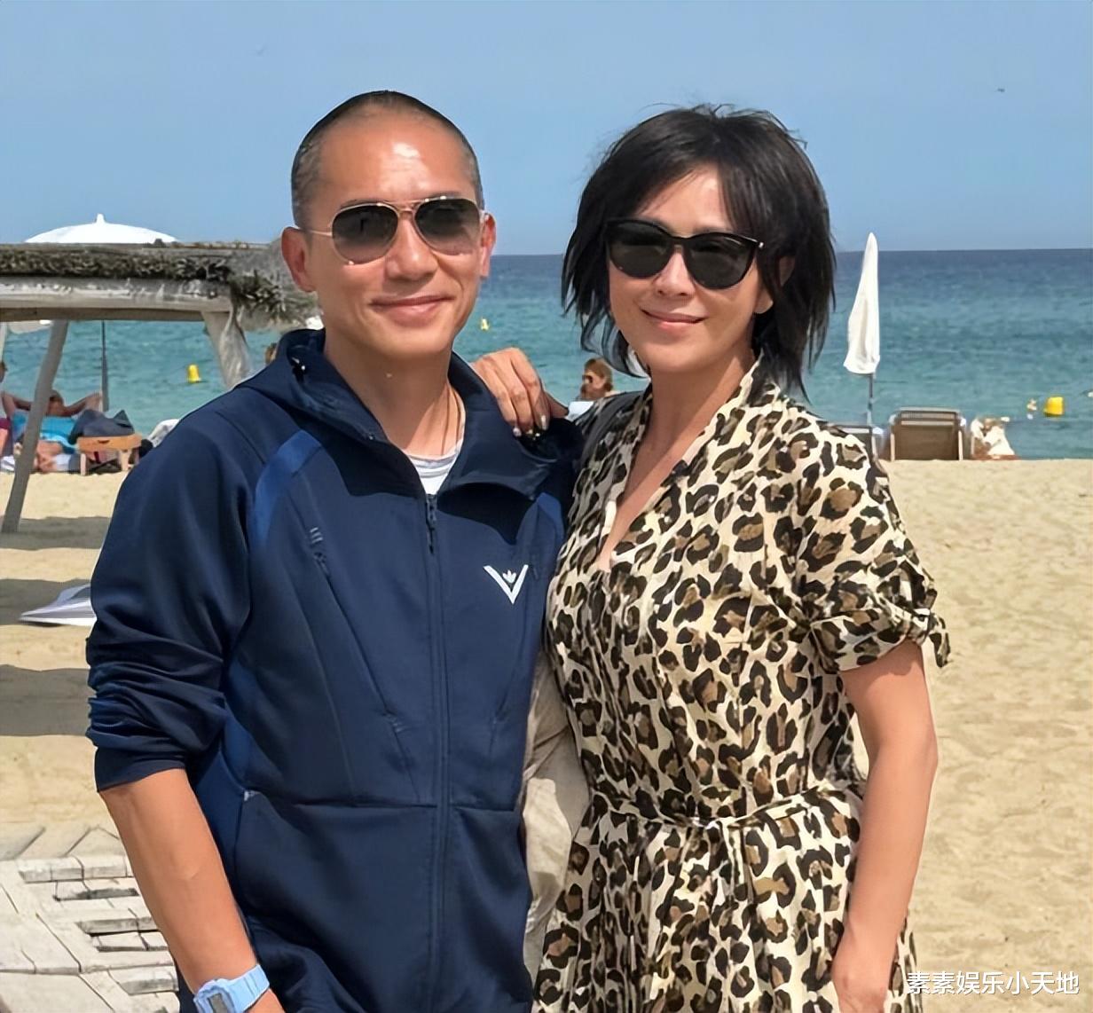 刘嘉玲和弟媳妇一起喝香槟，和梁朝伟在彩虹椅上依偎合影