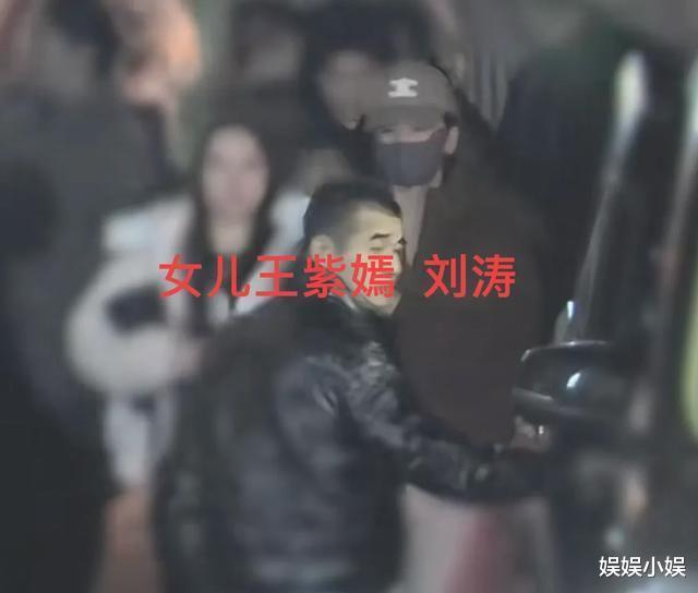 刘涛带一双儿女现身，16岁儿子比妈妈高半头，女儿长发飘飘很漂亮