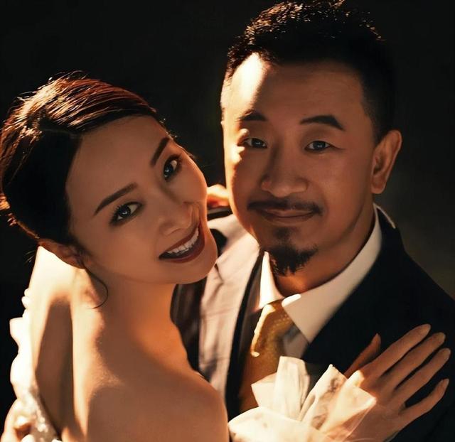 黄海波和曲栅栅苦尽甘来，夫妻俩庆结婚10周年，帅气儿子罕见露面