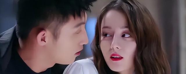 娱乐圈爆大瓜！迪丽热巴国外产子被闪拍，生父疑似暴露，跌落神坛